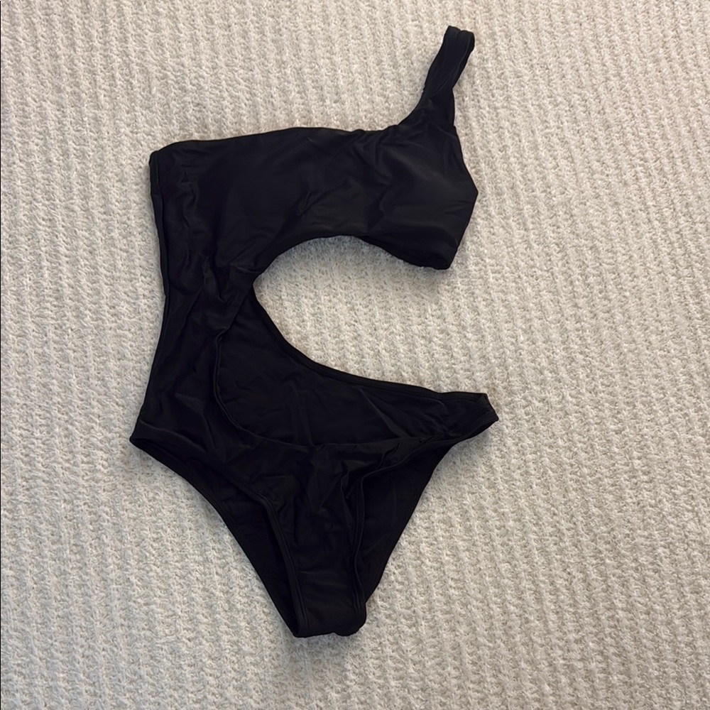 Elegant Black One-Shoulder Swimsuit